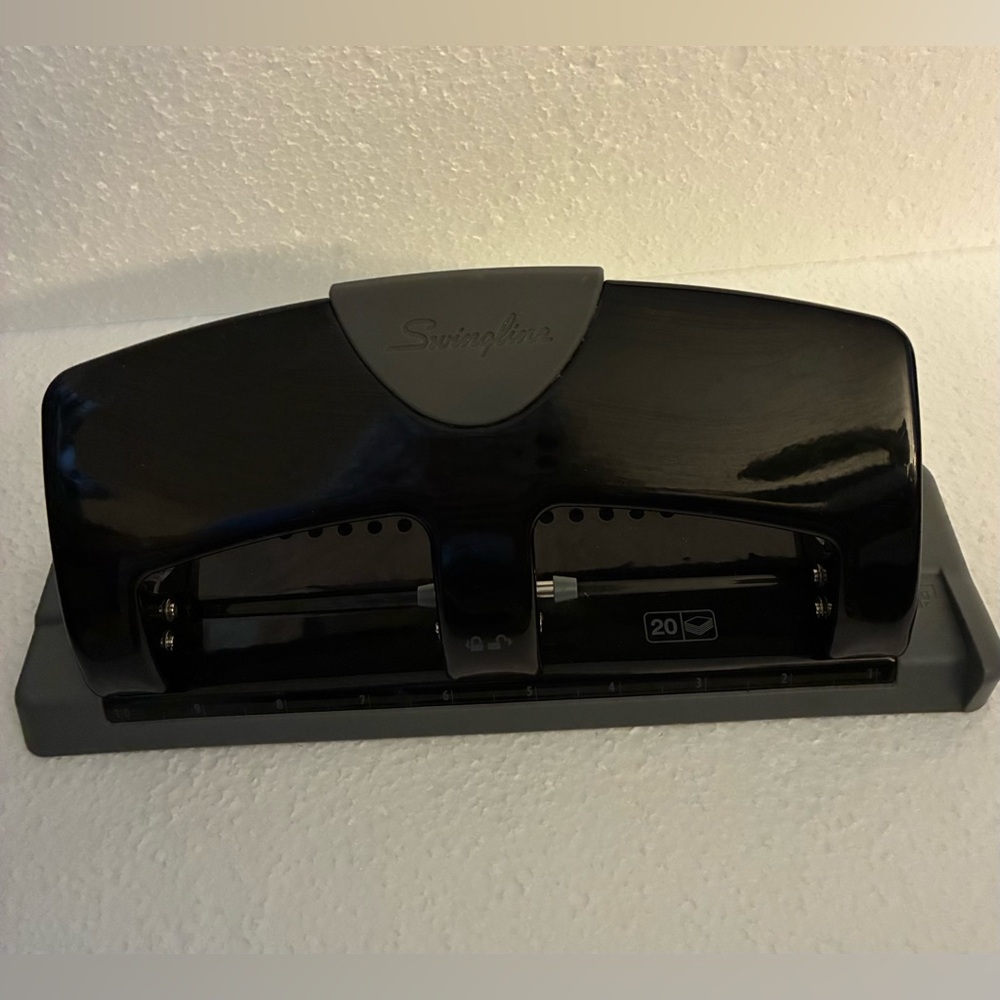 Swingline 3 Hole Punch Low Force 20 Page Great Condition